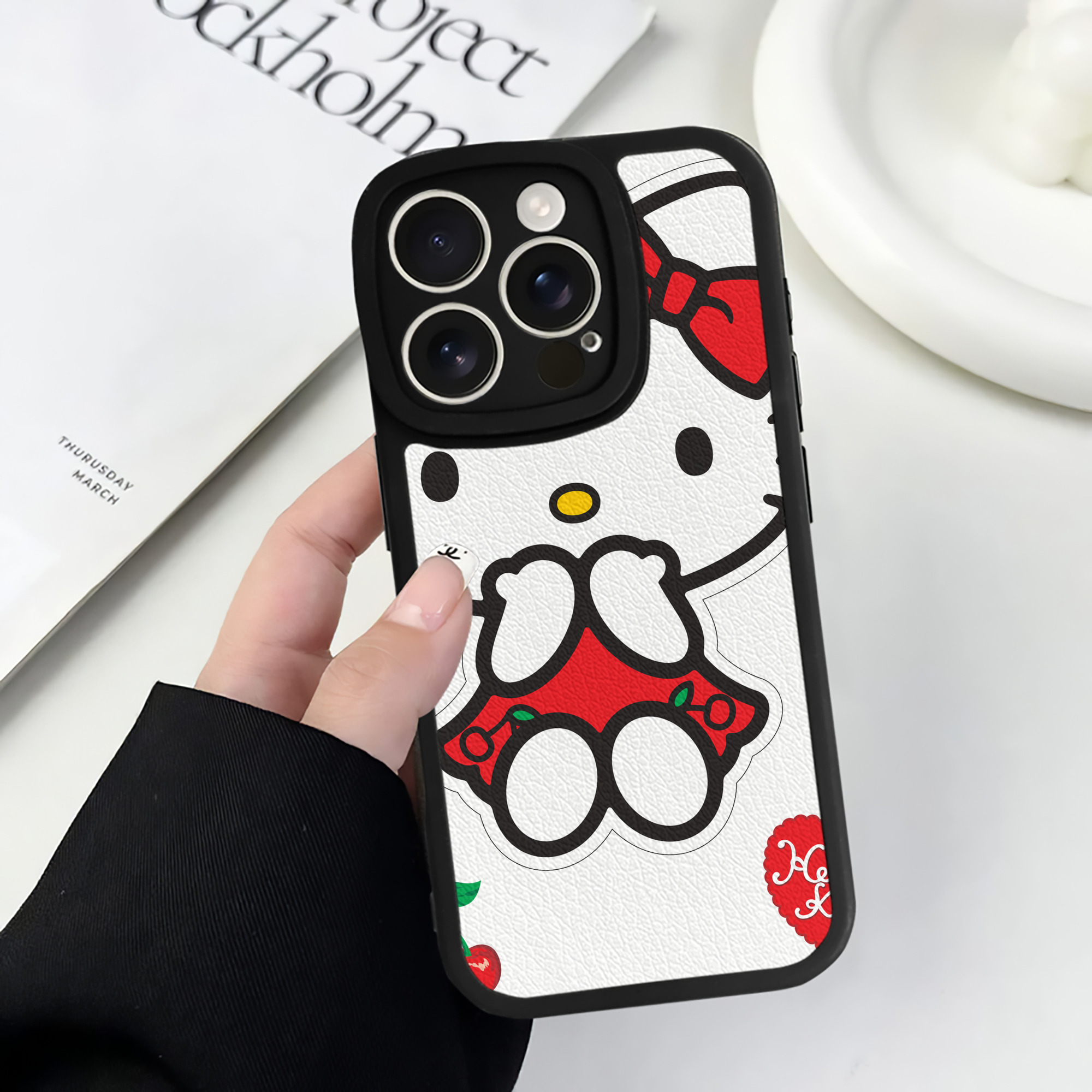 （画像用） Hello Kitty ハローキティ 【iPhone 16シリーズ対応】シリコンスマホケース（レザー調） 材質：シリコン